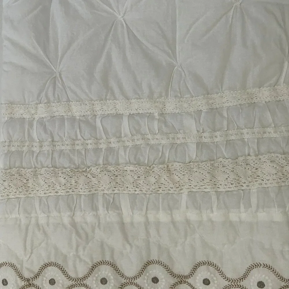 Pottery Barn Kids Baby Toddler Quilt White Embroidered Metallic Flowers Tassels